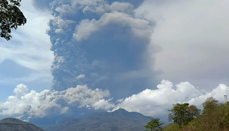 Ινδονησία:-Νέα-έκρηξη-του-ηφαιστείου-Λεβοτομπί-–-Εκτόξευσε-τέφρα-σε-ύψος-9-χιλιομέτρων