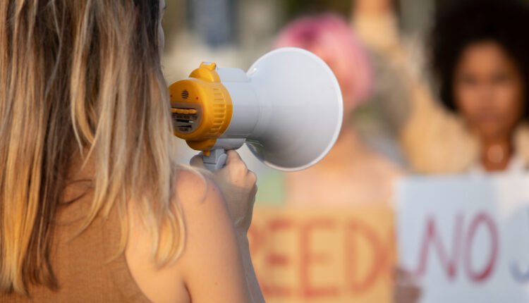 Συνάδελφος-(κωμικός)-του-Ζελένσκι-εκθέτει-στον-«αέρα»-Ουκρανή-διαδηλώτρια-εχθρό-του-Πούτιν