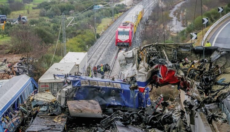 Κραυγαλέες-παραλείψεις-στη-δικογραφία-για-τα-Τέμπη:-«Ψάξτε-τι-μετέφερε-η-εμπορική-αμαξοστοιχία»,-λένε-οι-συγγενείς