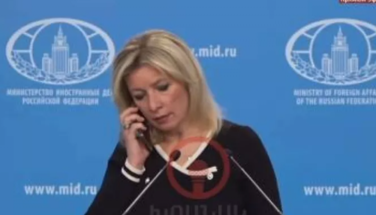 «Μην-σχολιάσεις-το-πλήγμα-στην-Ουκρανία»:-viral-το-τηλεφώνημα-που-δέχτηκε-η-Ζαχάροβα-σε-συνέντευξη-Τύπου