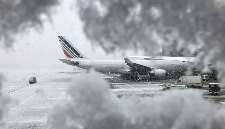 Σφοδρή-χιονοθύελλα-πλήττει-την-Γαλλία-–-Σημαντικές-καθυστερήσεις-στο-Σαρλ-ντε-Γκολ