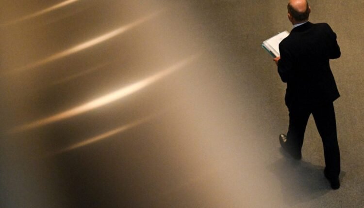 Γερμανία:-Ο-«χορός»-των-υποψήφιων-καγκελάριων-και-τα-στραβοπατήματα-του-Όλαφ-Σολτς