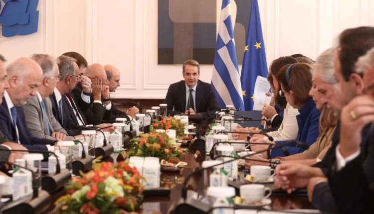 Ο-Μητσοτάκης-απέναντι-στην-πιο-σκληρή-αντιπολίτευση:-Την-κοινωνία-και-την-καθημερινότητα