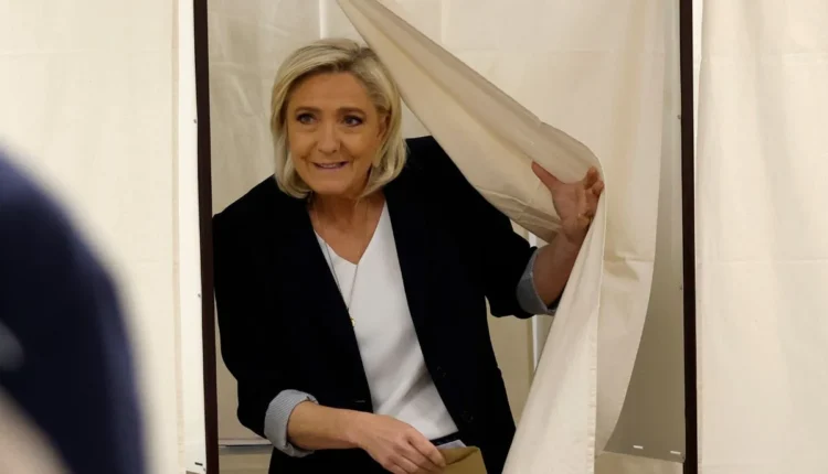 Η-Γαλλία-σε-ομηρία-από-τη-Λεπέν-–-Στα-πρόθυρα-της-κατάρρευσης-η-κυβέρνηση