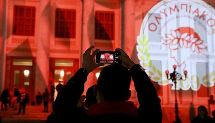 Ολυμπιακός:-Τη-νύχτα-μέρα-έκαναν-οι-οπαδοί-στον-Πειραιά