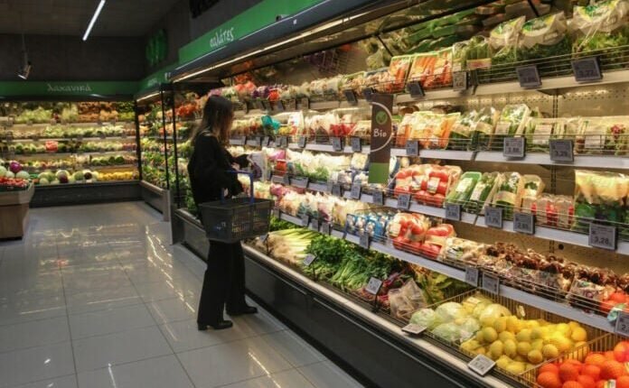 Σούπερ-μάρκετ:-Οι-οξύμωρες-τάσεις-των-Ελλήνων-καταναλωτών-στο-ράφι-και-τo-φαινόμενο-«dubai-chocolate»