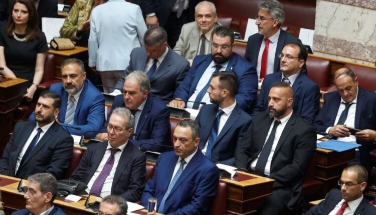 Επίσημα-εκτός-Βουλής-οι-τρεις-βουλευτές-των-«Σπαρτιατών»:-Διαλύθηκε-το-κόμμα