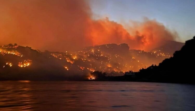 Φωτιές:-mάχη-με-τις-φλόγες-στην-Ιεράπετρα-–-Βελτιωμένη-η-εικόνα-στη-Βουρβουρού-Χαλκιδικής