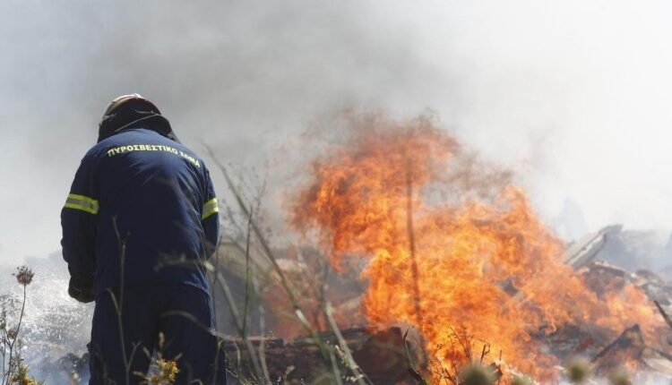 Πυρκαγιά-σε-κατοικημένη-περιοχή-στο-Κορωπί:-Μήνυμα-του-112-για-απομάκρυνση-κατοίκων