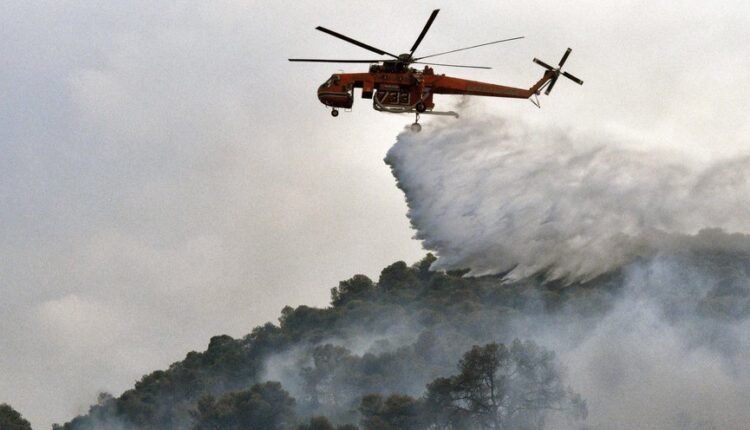Μάχη-με-τις-φλόγες-κοντά-στον-οικισμό-Τσακαίοι-Καρύστου