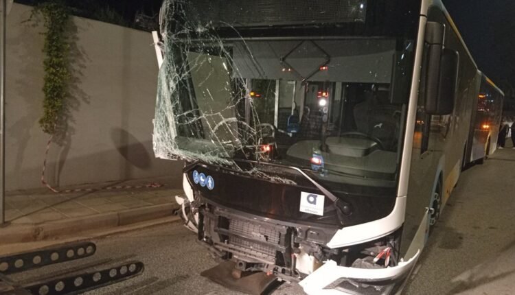 Νέο-ατύχημα-με-λεωφορείο-στον-παράδρομο-της-Βουλιαγμένης-στην-Αργυρούπολη