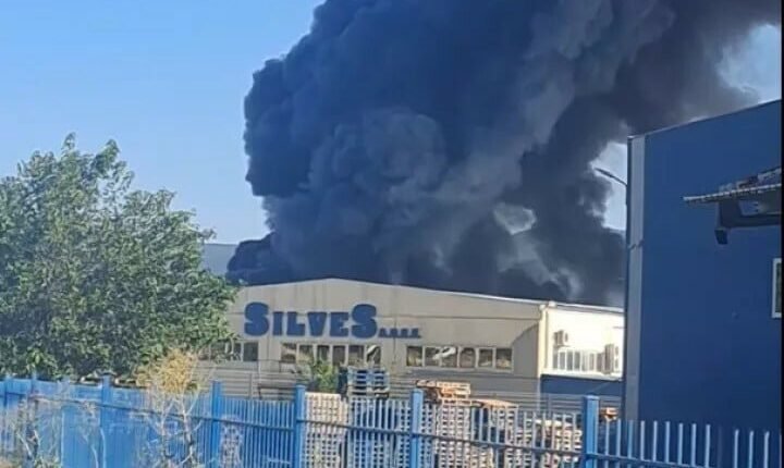 Μεγάλη-φωτιά-σε-εργοστάσιο-πλαστικών-στην-Αυλίδα:-Μήνυμα-112-στους-κατοίκους