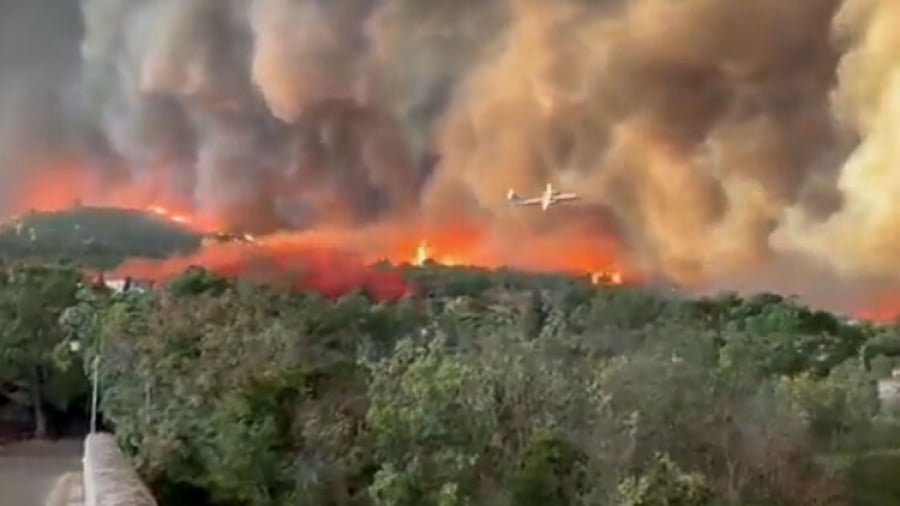 Μάχη-για-3η-ημέρα-με-τεράστια-πυρκαγιά-στη-νότιο-Γαλλία