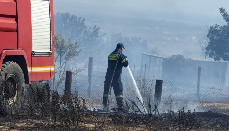 Τραγωδία-με-νεκρό-ηλικιωμένο-στην-Κερατέα:-Καίγονται-σπίτια-–-Τεράστια-μάχη-με-τις-φλόγες
