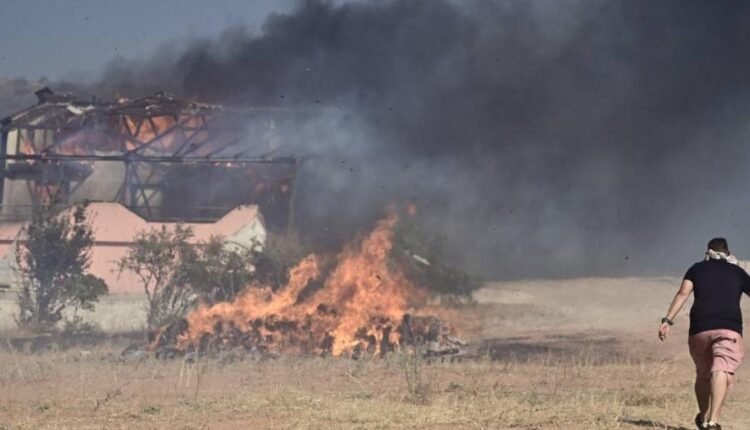 Συνελήφθησαν-δύο-υπάλληλοι-του-ΔΕΔΔΗΕ-για-την-φωτιά-στην-Κερατέα:-15.808-τα-καμένα-στρέμματα