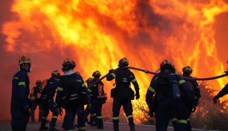 Στο-έλεος-της-φωτιάς-Αχαΐα,-Πρέβεζα,-Χίο,-Ζάκυνθο:-15-πυροσβέστες-τραυματίστηκαν