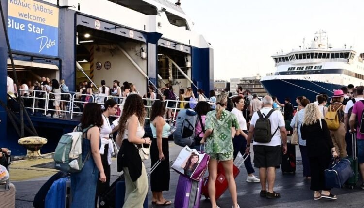 Χιλιάδες-ταξιδιώτες-αναχωρούν-για-τα-νησιά-ενόψει-Δεκαπενταύγουστου