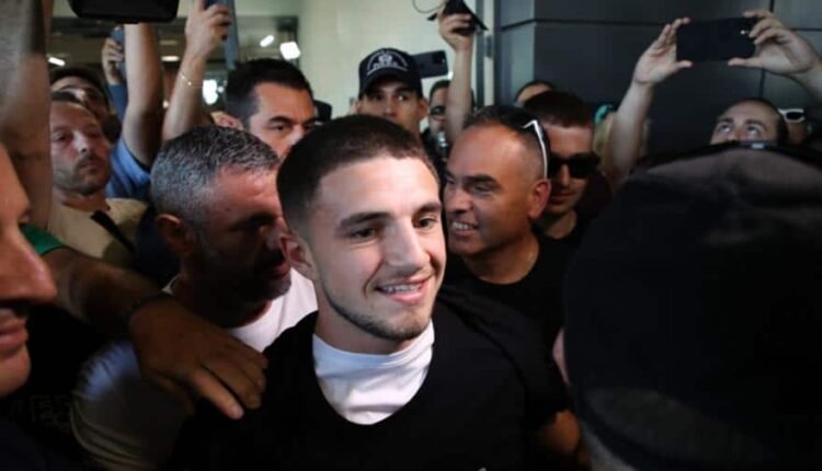 Στη-Θεσσαλονίκη-ο-Ζαφείρης-–-Υποδοχή-ήρωα-από-τους-φίλους-του-ΠΑΟΚ