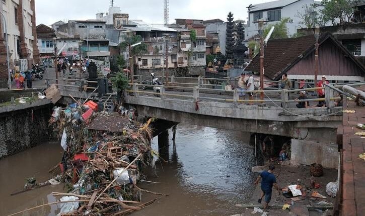 Στους-19-νεκρούς-έφτασε-ο-απολογισμός-των-πλημμυρών-στο-Μπαλί-και-στο-Φλόρες