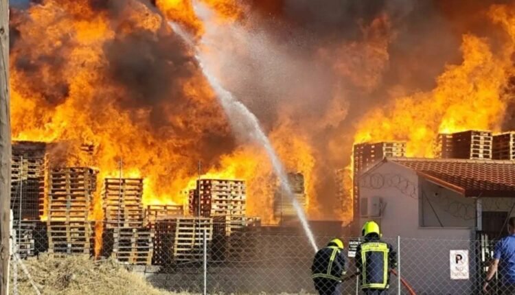 Μεγάλη-πυρκαγιά-σε-υπαίθριο-χώρο-επιχείρησης-στο-Μενίδι