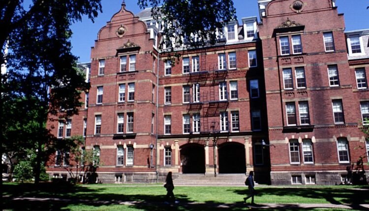 Η-κυβέρνηση-Τραμπ-επιβάλλει-νέους-περιορισμούς-στο-Χάρβαρντ