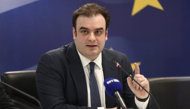 Κ-Πιερρακάκης:-Ένα-δισ.-ευρώ-στους-λογαριασμούς-των-δημοσίων-υπαλλήλων-το-2026