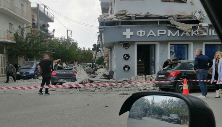 Κατέρρευσαν-μπαλκόνια-κτηρίου-στο-Λαύριο