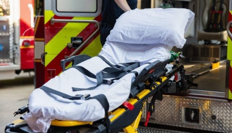 Άνοιξε-η-πόρτα-του-ασθενοφόρου-και-η-ασθενής-βρέθηκε-στο-δρόμο