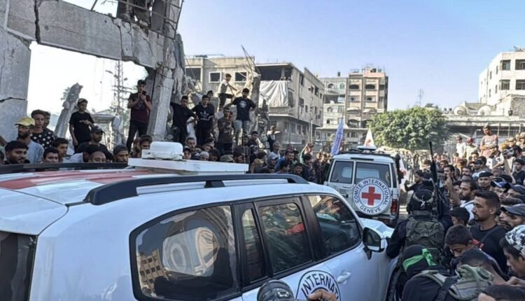 Στην-Γάζα-τα-πρώτα-λεωφορεία-με-Παλαιστινίους-κρατουμένους-που-αφέθηκαν-ελεύθεροι