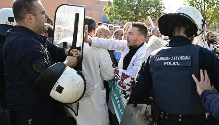 Επεισόδια-στο-«Αττικόν»-και-ρίψη-χημικών-κατά-την-επίσκεψη-Μητσοτάκη-Γεωργιάδη