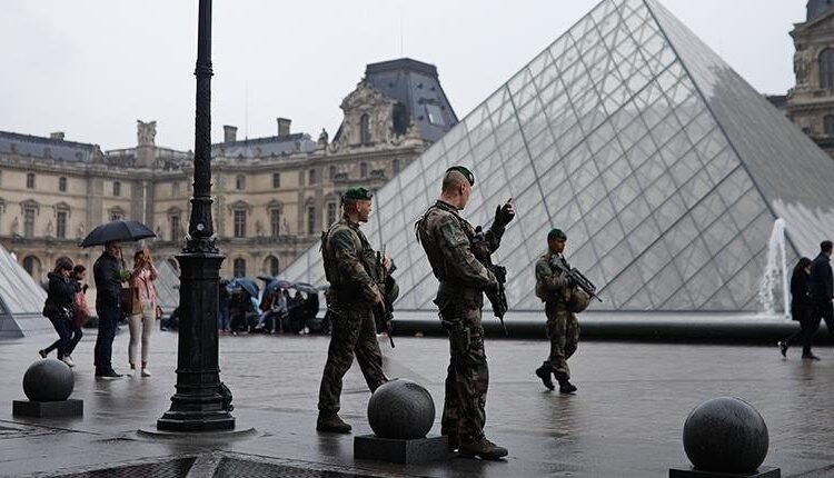 Γαλλία:-Θεαματική-ληστεία-κοσμημάτων-«ανεκτίμητης-αξίας»-από-το-Λούβρο