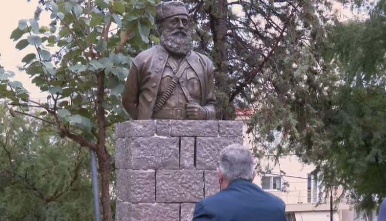 Αποκαλυπτήρια-της-προτομής-του-Άρη-Βελουχιώτη-στην-Πετρούπολη