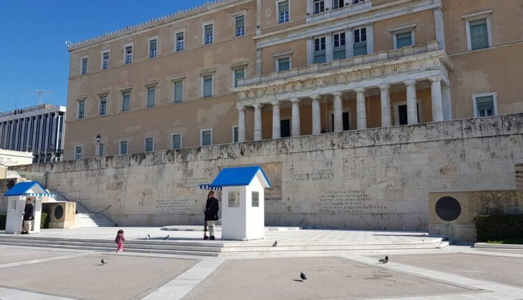 Βουλή:-Υπερψηφίστηκε-η-τροπολογία-για-την-προστασία-του-Μνημείου-του-Αγνώστου-Στρατιώτη