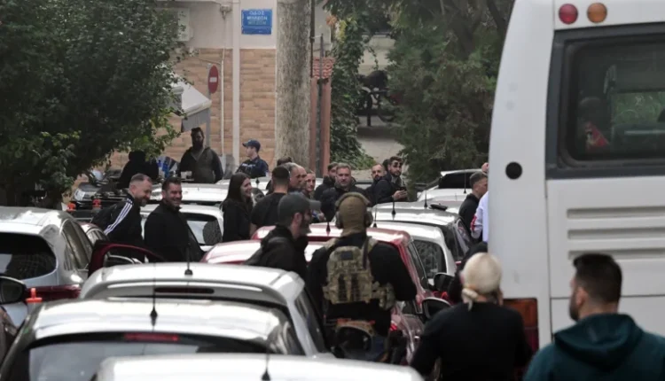 Η-κινηματογραφική-άφιξη-των-συλληφθέντων-για-το-σκάνδαλο-του-ΟΠΕΚΕΠΕ-στη-ΓΑΔΑ