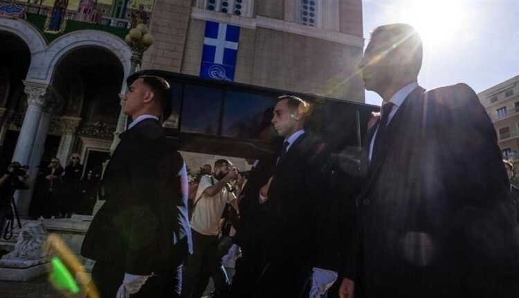 Στη-Μητρόπολη-Αθηνών-η-σορός-του-Διονύση-Σαββόπουλο-με-πλήθος-κόσμου