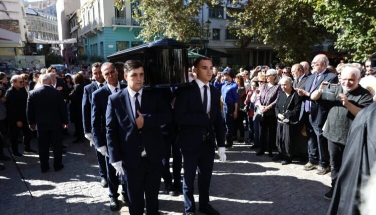 Με-τραγούδια-και-δάκρυα-η-Ελλάδα-αποχαιρέτησε-τον-Διονύση-Σαββόπουλο