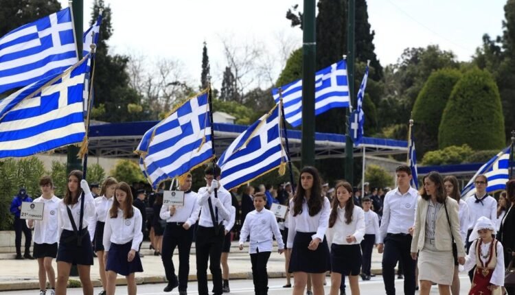 Με-τη-μαθητική-παρέλαση-κορυφώνεται-ο-εορτασμός-της-Εθνικής-Επετείου-στην-Αθήνα