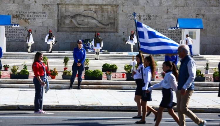 28η-Οκτωβρίου:-Πλήθος-κόσμου-για-τη-μαθητική-παρέλαση-στο-Σύνταγμα