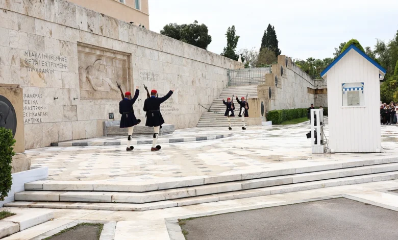Νέα-πυρίμαχα-φυλάκια-θα-τοποθετηθούν-μπροστά-από-το-μνημείο-του-Αγνώστου-Στρατιώτη