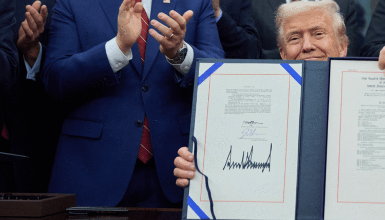 ΗΠΑ:-Ο-Ντ.-Τραμπ-υπέγραψε-νόμο-που-τερματίζει-τη-δημοσιονομική-παράλυση