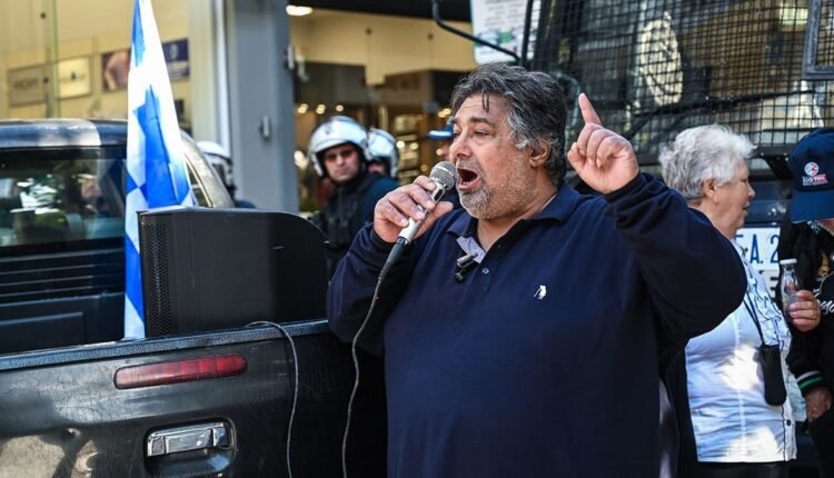 Λάρισα:-Σε-απεργία-πείνας-κτηνοτρόφος-έξω-από-το-γραφείο-του-Χρ.-Κέλλα