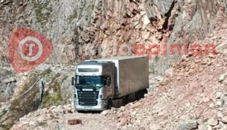 Νταλίκα-εγκλωβίστηκε-σε-δρόμο-με-κατολισθήσεις-λόγω-λάθους-στο-gps