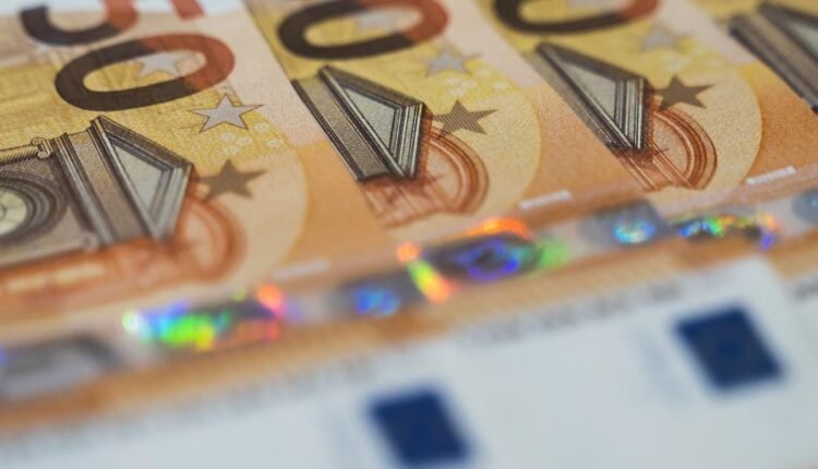 Ιδιωτικός-και-δημόσιος-τομέας:-Ποιοι-εργαζόμενοι-θα-δουν-αύξηση-μισθού-πάνω-από e200 