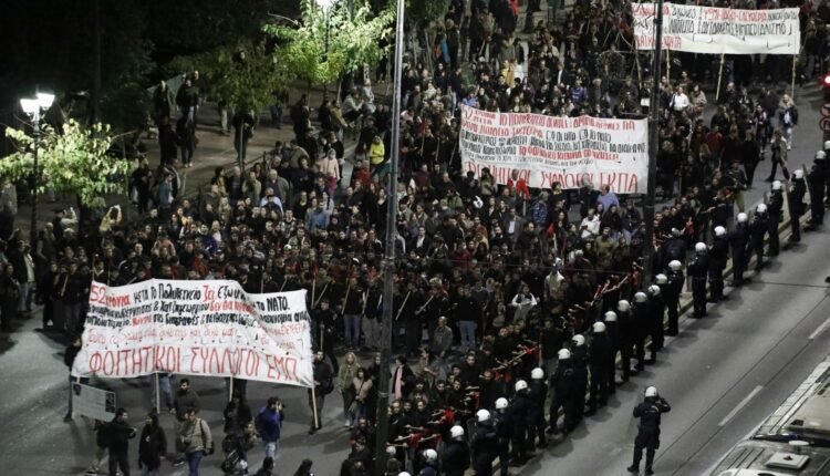 Πλήθος-κόσμου-τίμησε-την-52η-επέτειο-της-εξέγερσης-του-Πολυτεχνείου