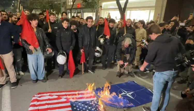 Έκαψαν-σημαίες-των-ΗΠΑ-και-του-ΝΑΤΟ-στη-πορεία-για-το-Πολυτεχνείο-στη-Θεσσαλονίκη
