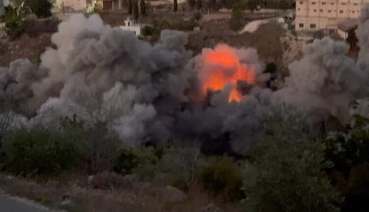 Το-Ισραήλ-εντείνει-τις-αεροπορικές-επιδρομές-στο-νότιο-Λίβανο,-λέγοντας-ότι-στοχεύει-τη-Χεζμπολάχ