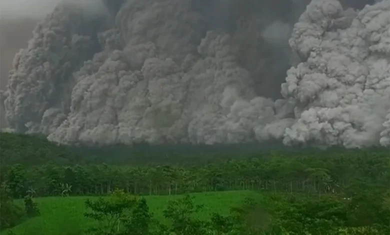 Συναγερμός-στην-Ινδονησία-από-την-έκρηξη-του-ηφαιστείου-Σεμέρου