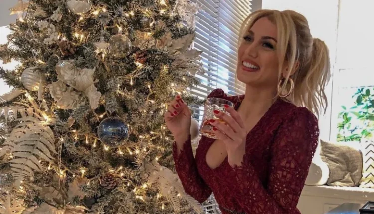 Σπυροπούλου:-Στόλισε-το-χριστουγεννιάτικο-δέντρο-της