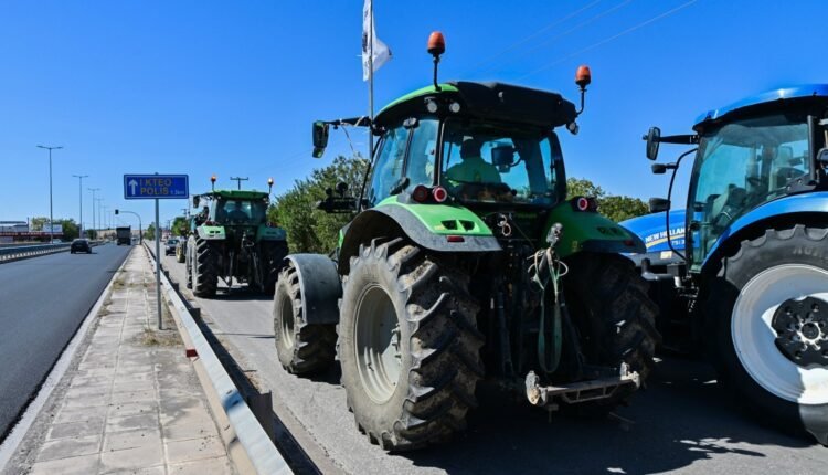 Οι-αγρότες-βγαίνουν-στα-μπλόκα