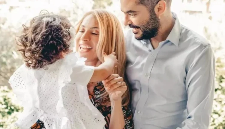 Μαρία-Ηλιάκη:-Το-σαλόνι-της-μεταμορφώθηκε-στο-απόλυτο-χριστουγεννιάτικο-παραμύθι